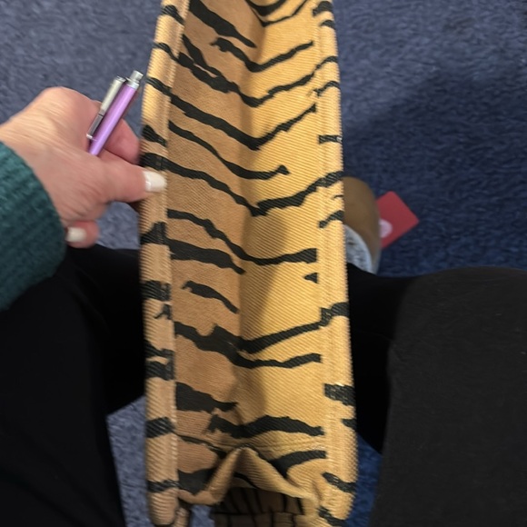 Vince Camuto tote - Picture 6 of 8